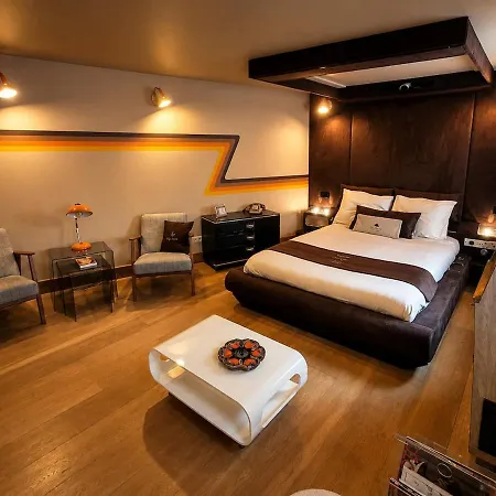 Chez Claude - Retro Chic *